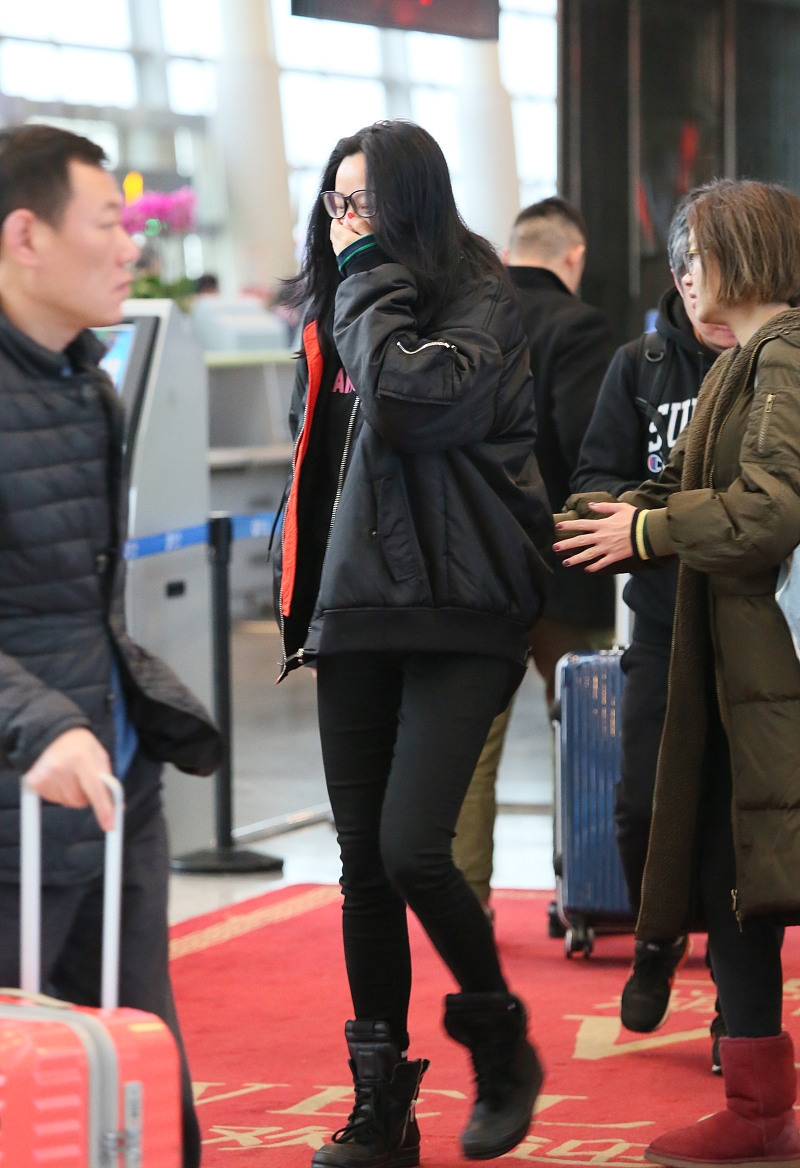 瞿颖独自现身走机场，造型超模范依旧，素颜皮肤沧桑痘印太明显