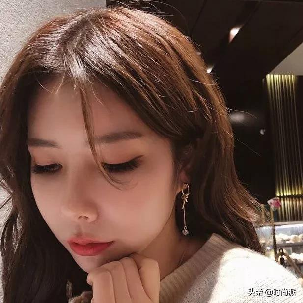 耳环这样戴减龄又显白,短头发戴什么耳环好看百搭