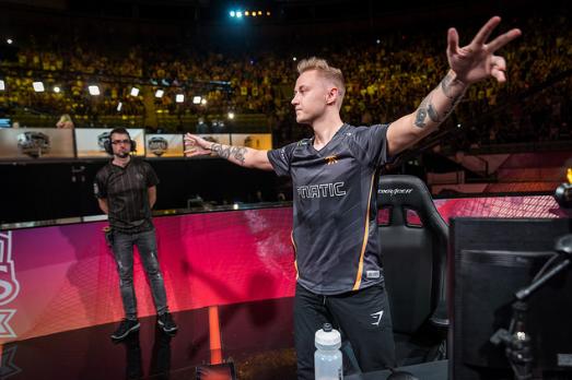 LOL：相遇决战之巅——“无畏之白iG”与“狂热之橙FNC”的再角逐