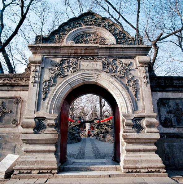 这才是豪宅,占地有9个足球场大,一个花瓶都价值连城