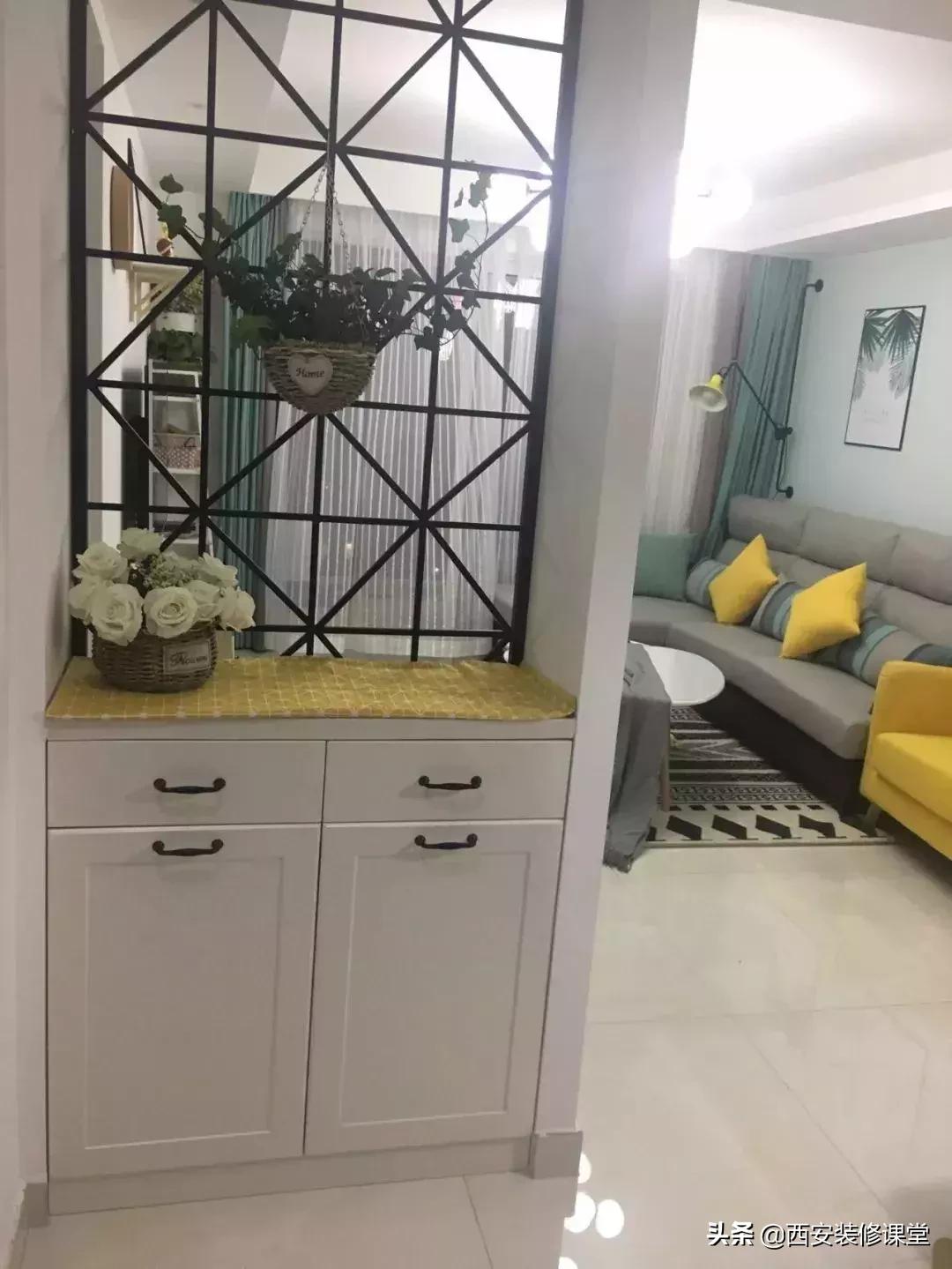 进门鞋柜设计右侧是餐厅隔断,红木鞋柜屏风隔断一体效果图