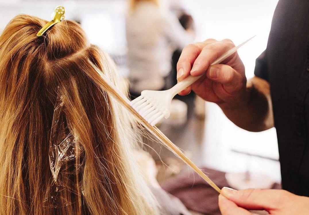 自己染发和理发店染的哪个伤头发,自己染发和去外面染有什么区别