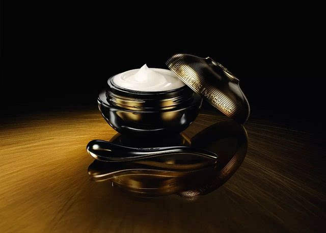 宁静在节目中送每个人价值万元面霜，70后的她护肤品都用的什么？