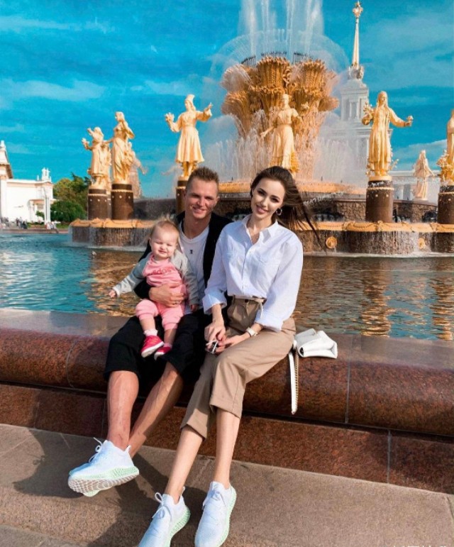 喀山红宝石中场德米特里-塔拉索夫靓丽妻子阿纳斯塔西亚-科斯琴科