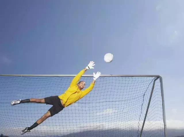 足球踢小场的技巧,小场地足球训练方法