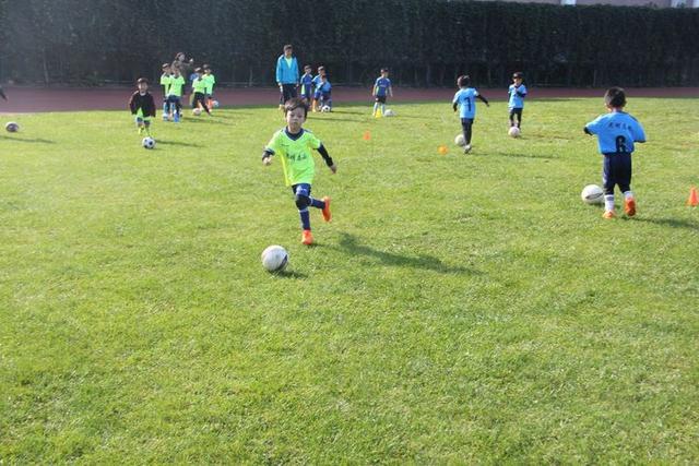 昆明青少年足球暑假培训班,昆明暑假儿童足球训练营封闭式