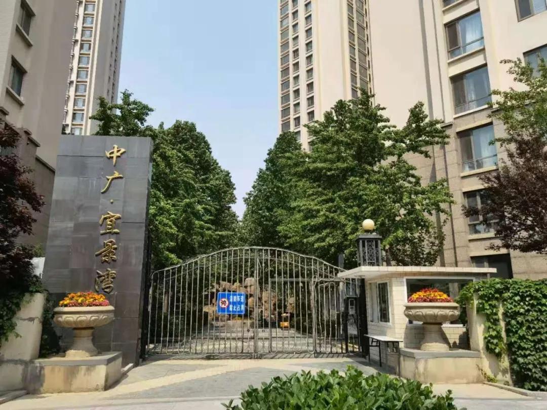 “出门得走机动车道，还得给车让路！”望京这小区居民出行为何这么难？