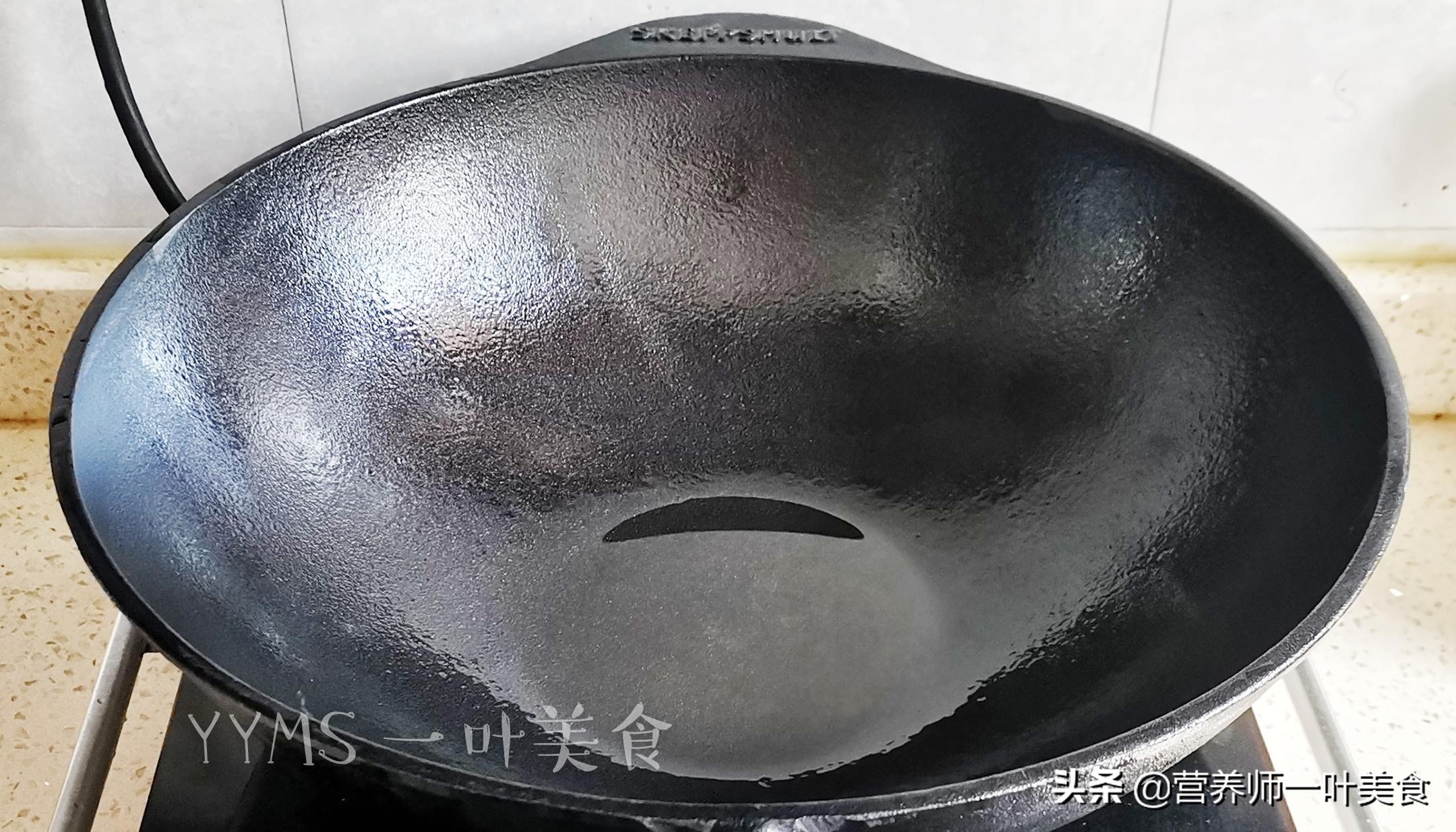 不粘平底煎铁锅开锅的正确方法,铁锅如何煎鱼不破皮视频