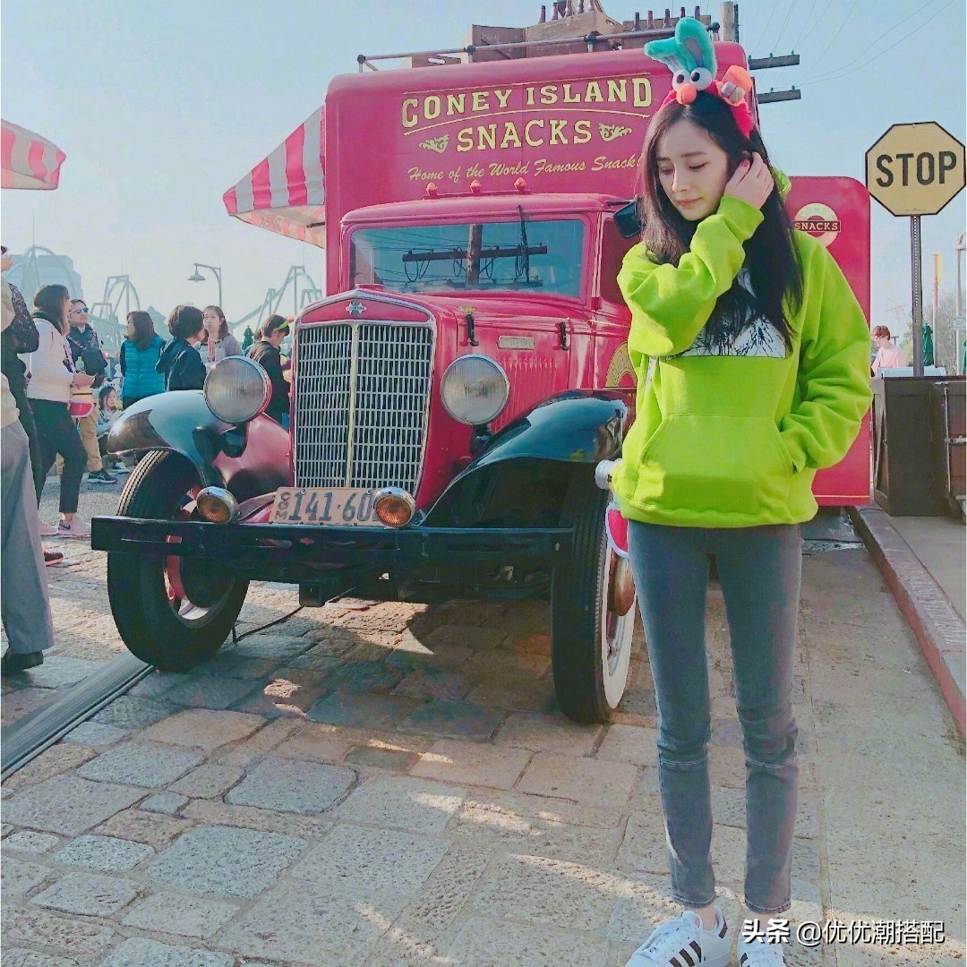 江疏影热巴穿荷叶边衬衫好甜美,杨幂热巴江疏影最新街拍盘点