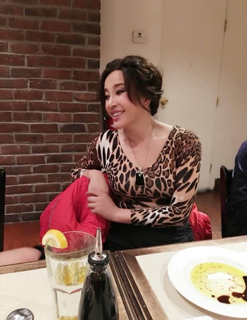 涉嫌*税偷**入狱,被保释出狱之后风采依旧,爱情事业双丰收