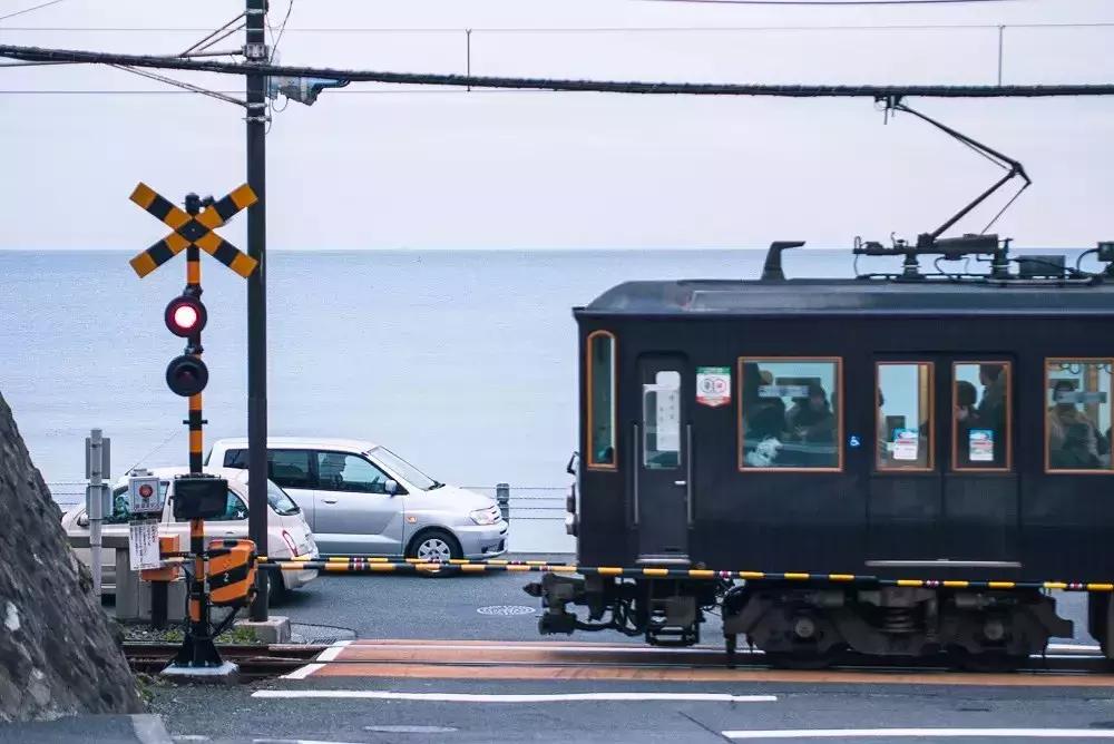 郑州的高架桥上看火车，铁龙慢游咣~咣~铛~铛