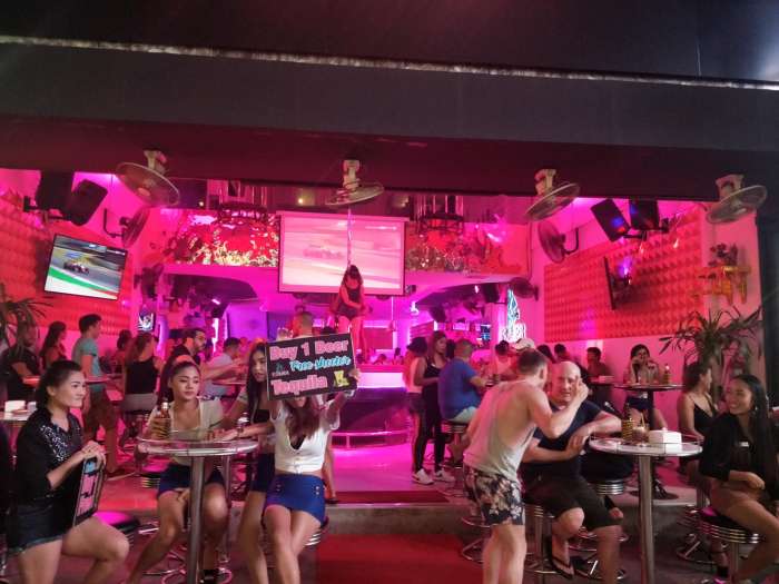 普吉岛芭东海滩夜生活,普吉岛夜晚的芭东海滩