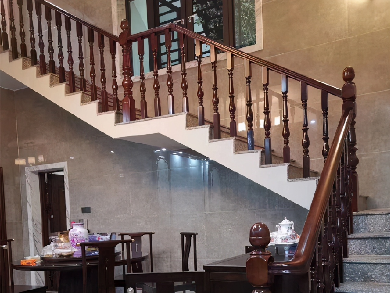 实木楼梯用什么材料最实用,实木楼梯靠什么承重