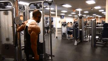 三角肌肩膀训练方法,如何锻炼三角肌让肩膀肌肉凸显