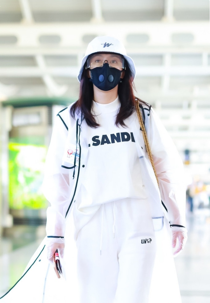 秦岚时尚感太强了，把自己包的密不透风，防疫与时尚两不误