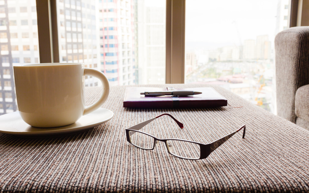 半夜醒来发现床上有一条小蛇,晚上看到一条蛇小说