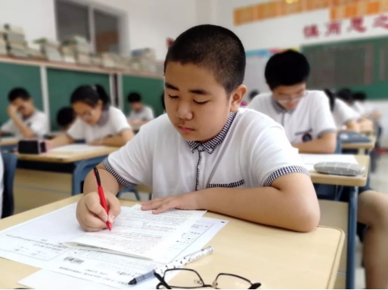 学生姓“程”,名字读出来引人捧腹大笑,学生委屈:都怪我妈追星