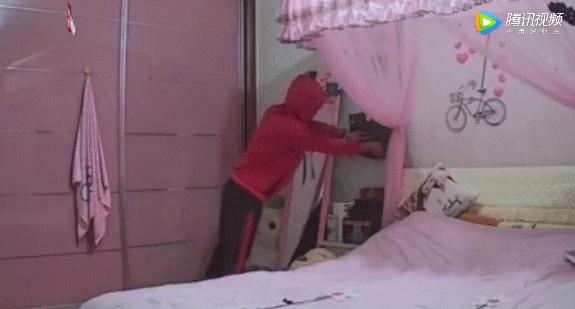 入室盗窃发现摄像头怎么办?小偷凑上前,把镜头转了个方向……