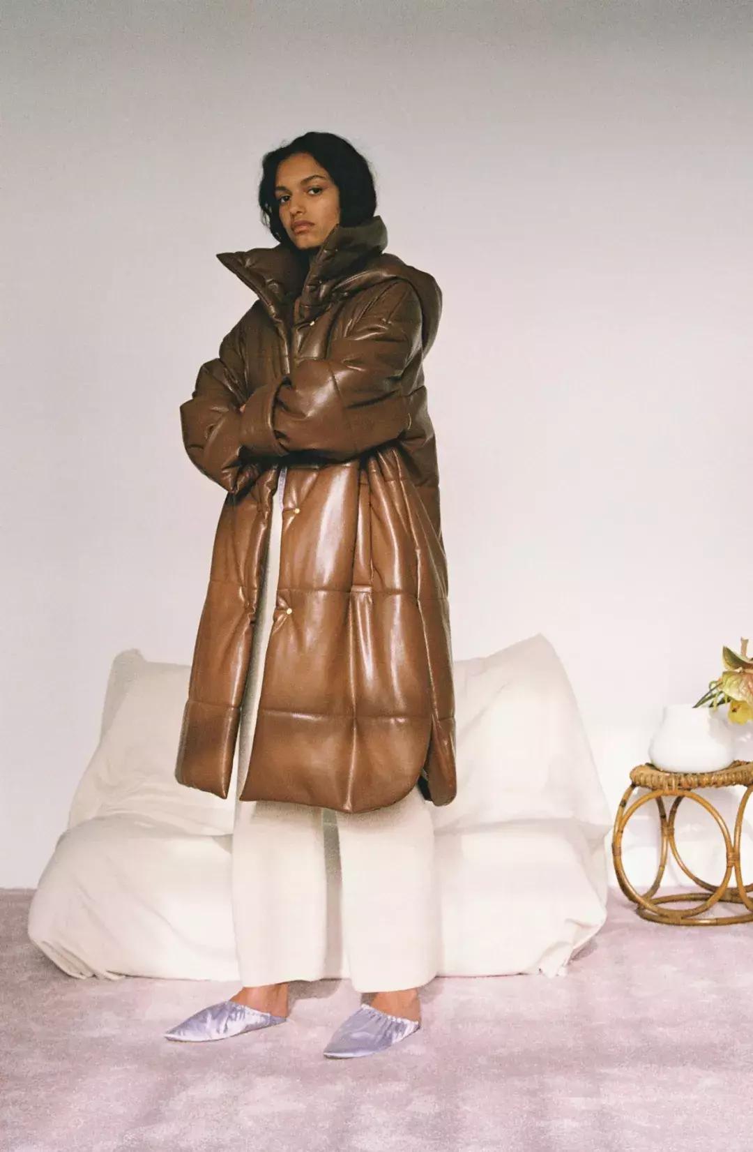 冬天羽绒服内搭怎么穿保暖又时尚,衣柜放久的羽绒服和外套