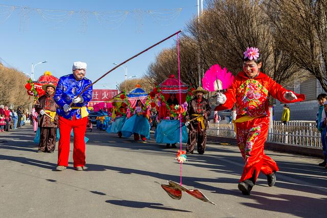 巴里坤：花馍锅盔黑走马，腰鼓声声响震天