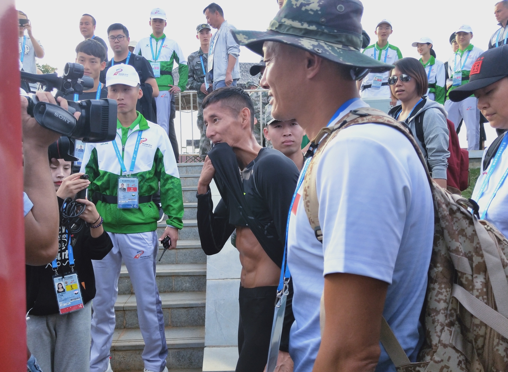 太帅了！军运会障碍跑男选手肌肉亮眼，跑完后躺垫“挣扎”太抢镜
