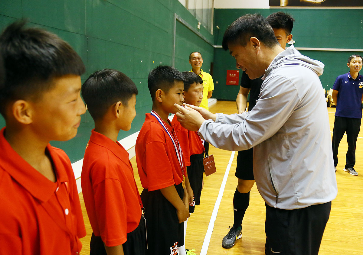 华彬新星杯中西部少年足球联赛,青少年足球比赛足球精神