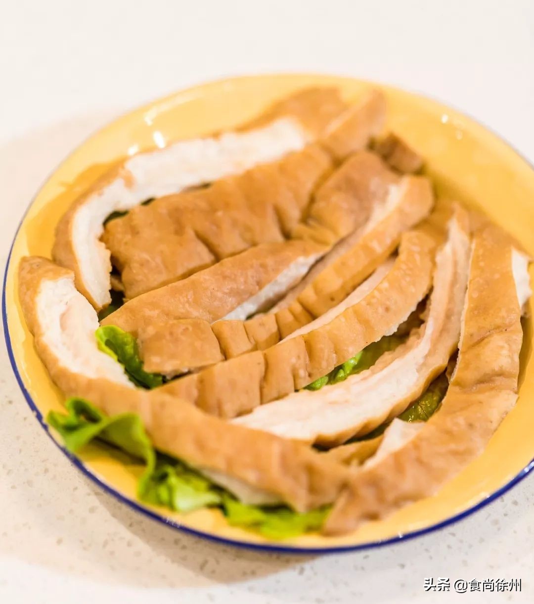 徐州闹市一角，还原了80年代的市井范儿！笸箩上菜，98元吃17样！