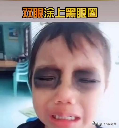 把孩子眼周围涂上眼影,制止孩子看手机给孩子眼睛画眼影