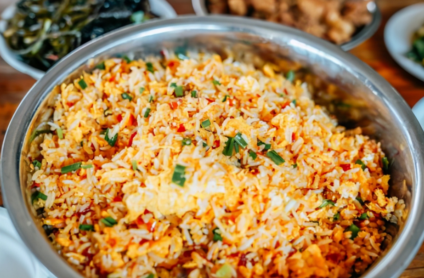 街头卖蛋炒饭一天能赚多少钱,大姐卖小吃1万元10天回本