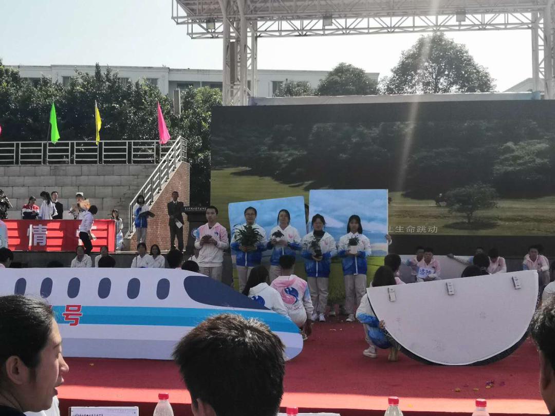 机器人在技能大赛上尬舞,机器人魔性斗舞