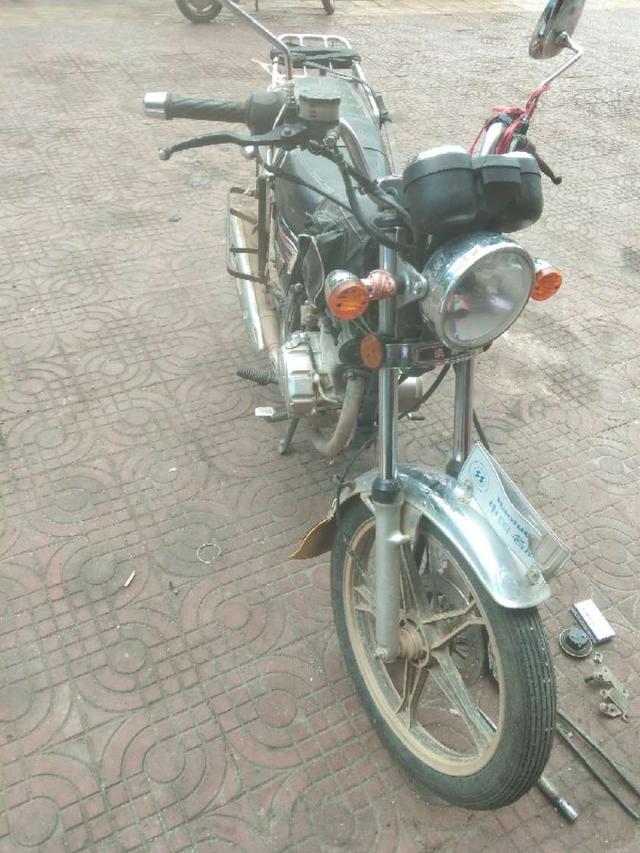 修车师傅忽略了一个细节，导致这辆豪爵125太子车没力