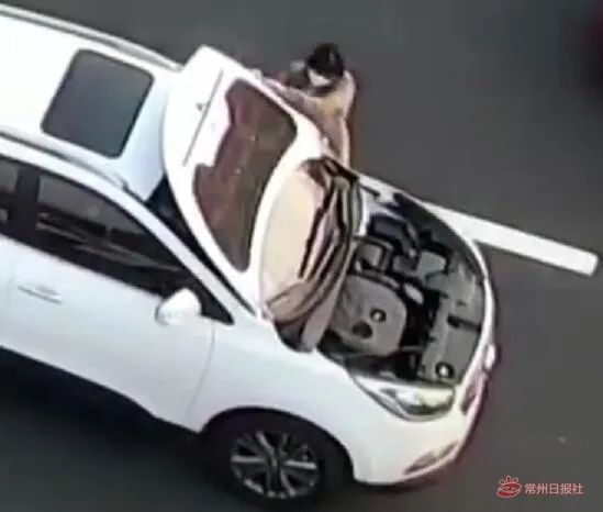 高速汽车玻璃被击碎,夜间高速突然引擎盖打开