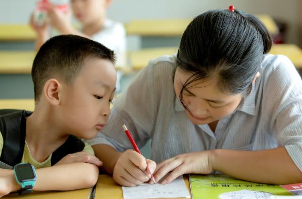 小学生罚写罗字的新闻,小学生罚抄100遍名字