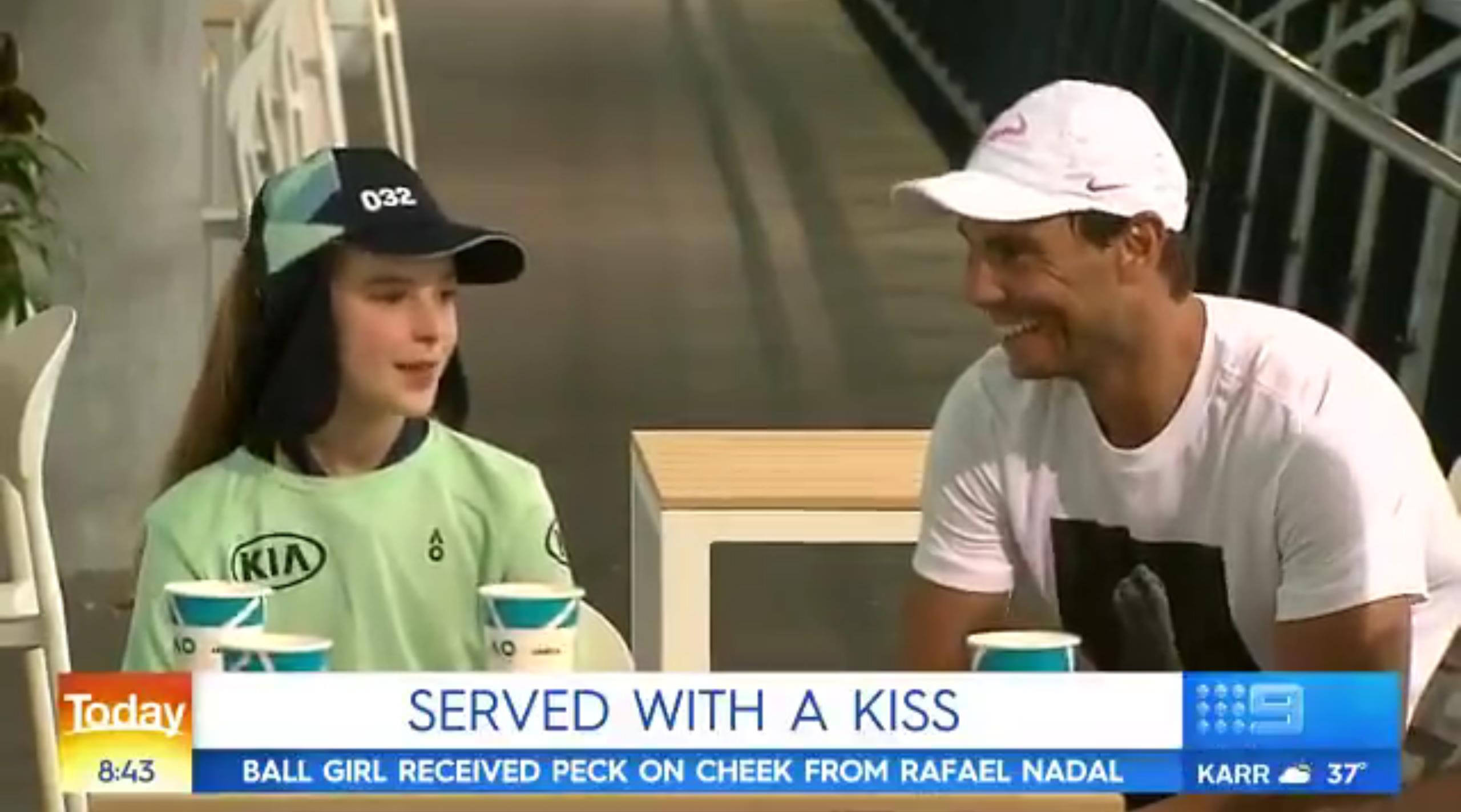 纳达尔亲吻球童视频,纳达尔暖心亲吻女球童引全场掌声