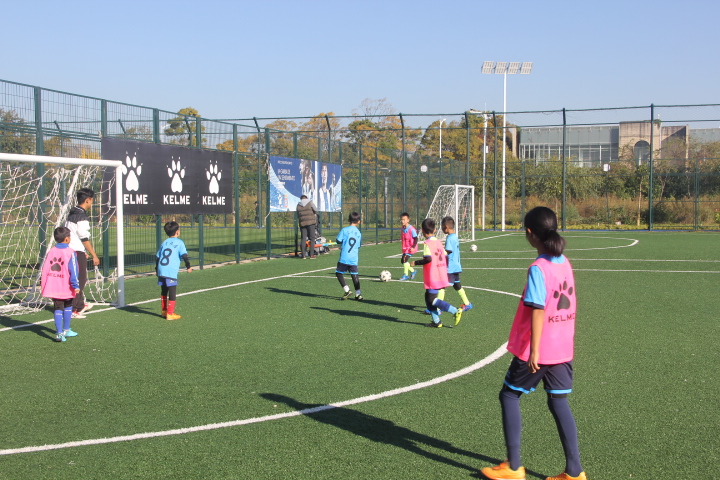 足球跑位时如何接球,足球跑位需要天赋