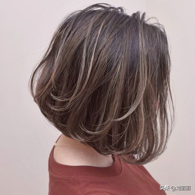 好看又时尚的发型最新款,40-50岁洋气烫发型中长发大圆脸