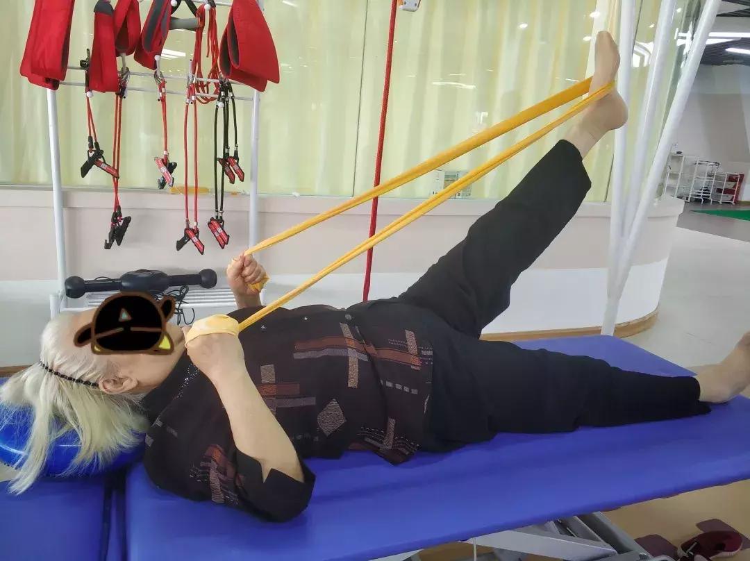 80岁老太太驼背90度能手术吗,老年人驼背有什么好的治疗方法