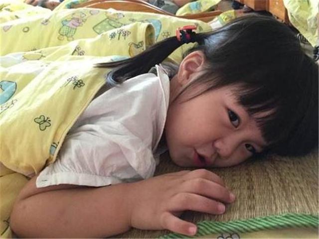 睡枕头和不睡枕头的娃,小孩是睡枕头好还是不睡枕头好