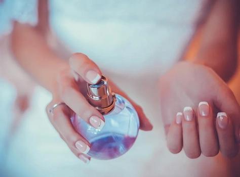 香水刚喷的时候很刺鼻正常吗,什么香水喷多了会有酒精味