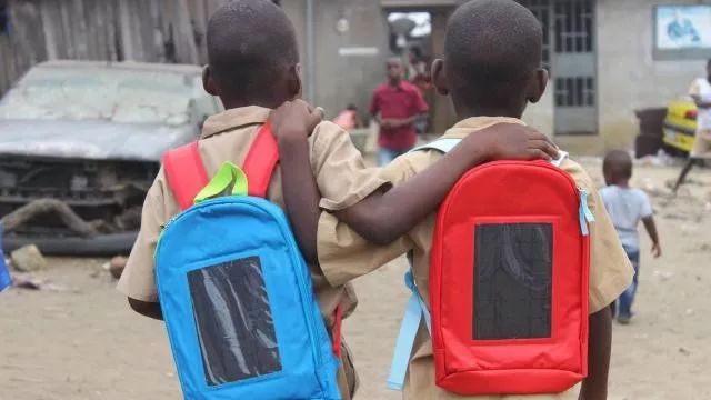 富士康工程师转行生产太阳能背包，年销百万个，照亮非洲贫民窟