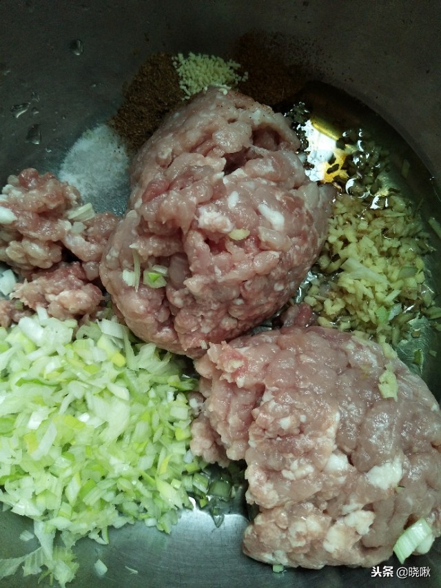 茴香馅包子好吃还是饺子好吃,茴香馅饺子茴香需不需要焯水