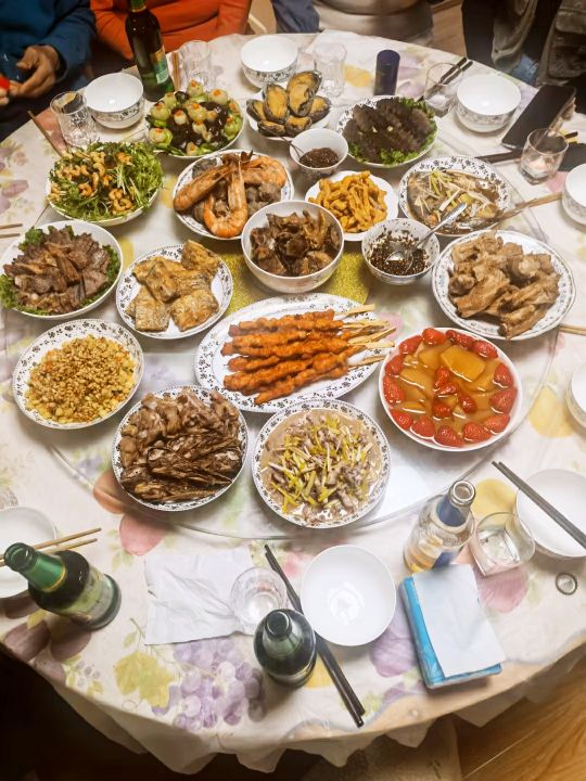 年三十来啦网友们纷纷晒出年夜饭,东北过年团年饭真丰盛有鱼有肉