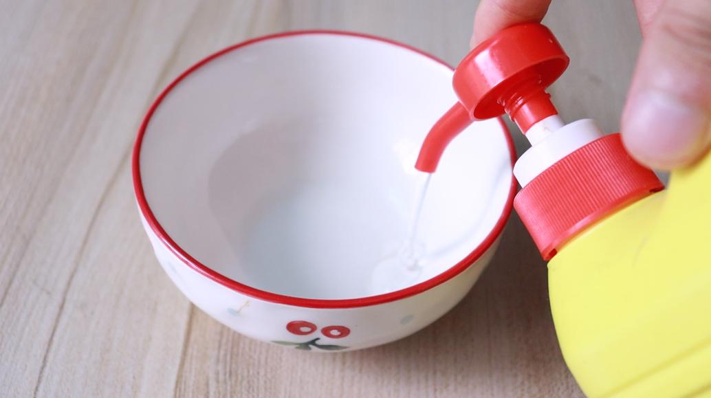 风扇上灰怎么清理,为什么电风扇的扇叶上容易积累灰