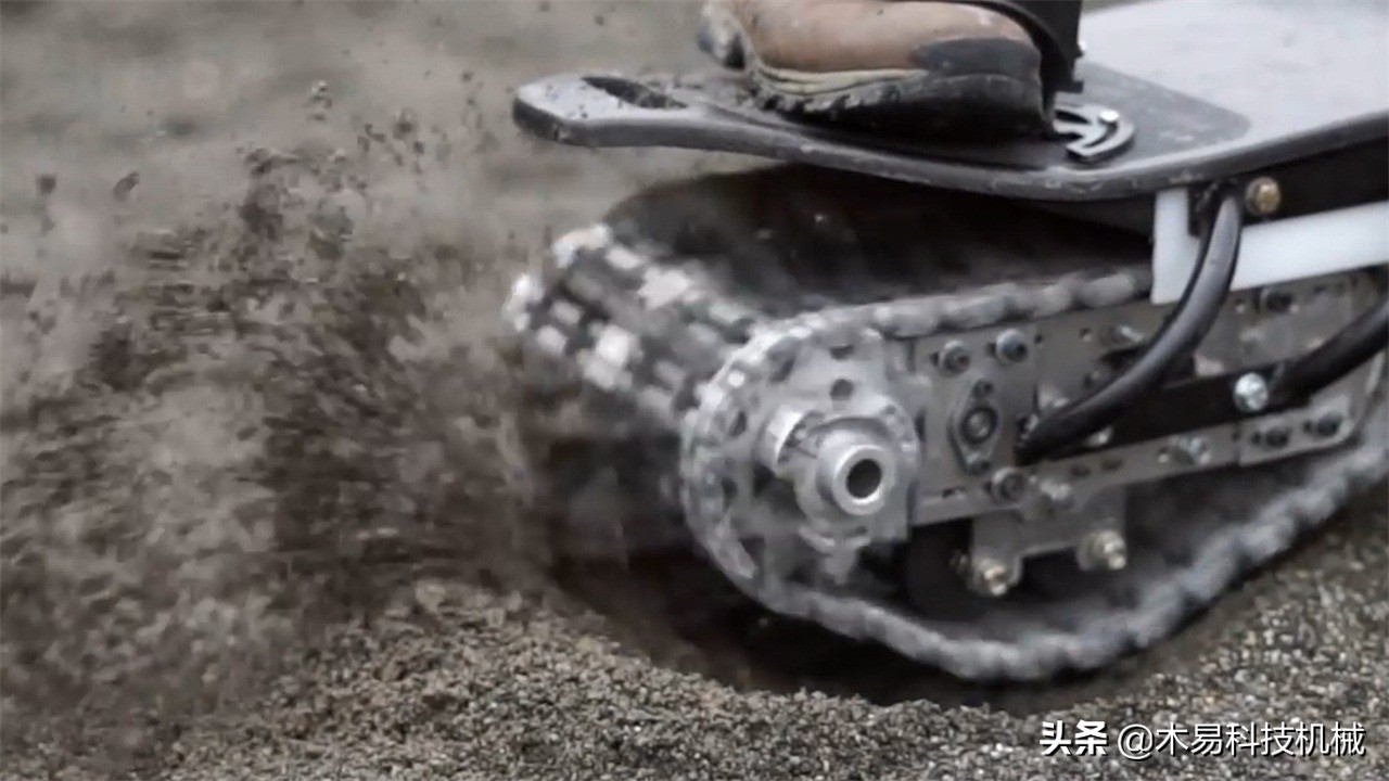 外国小哥滑板,老外履带滑板车