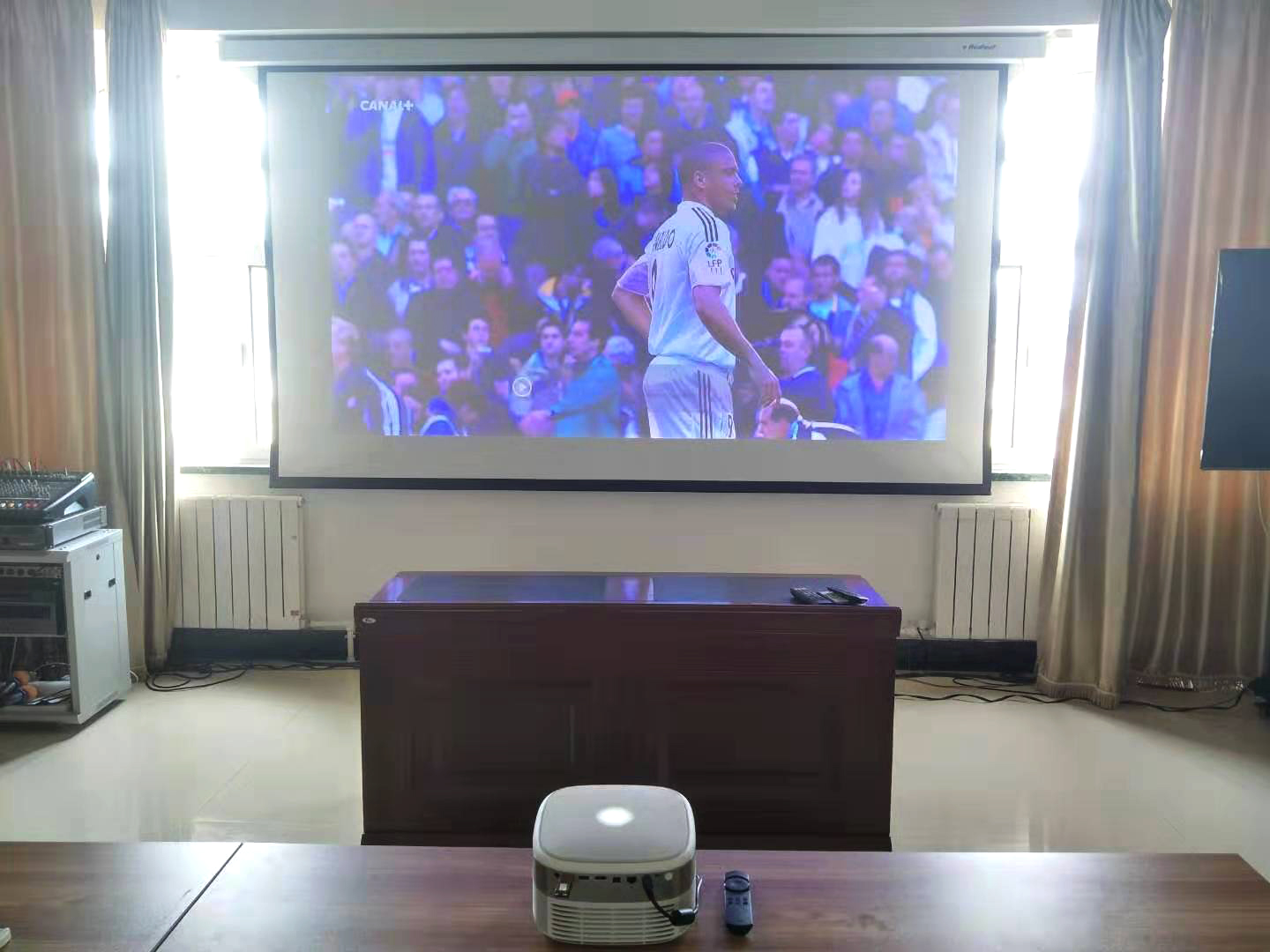 坚果j9智能投影,坚果J9投影仪