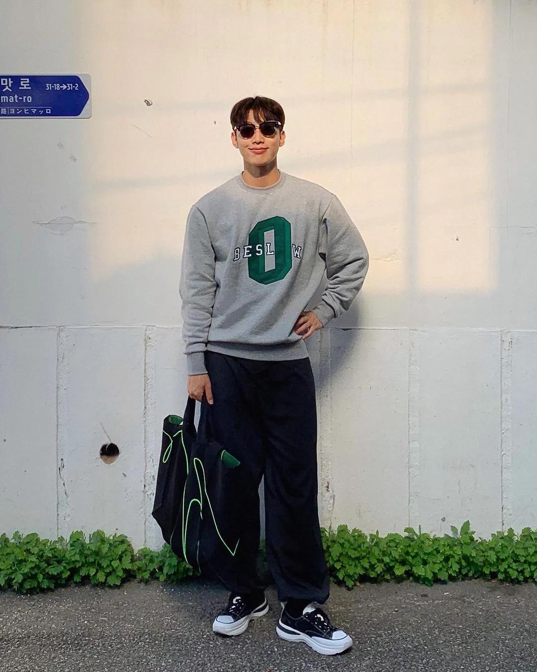 为什么韩国人总能把丑鞋穿成爆款，拍照技巧发色妆容，配饰少不了