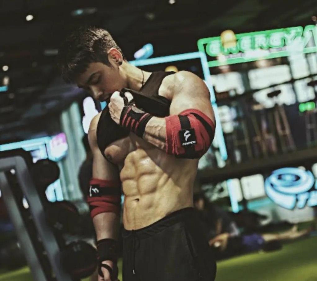 正太脸金刚身，36岁重庆小伙的肌肉身材太惹眼，保养的太好了