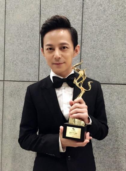 谢娜易烊千玺何炅一起的合影,何炅谢娜易烊千玺同台拥抱贴脸