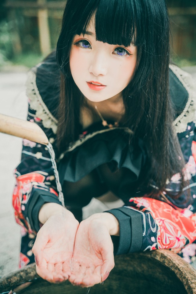 白衬衫紫色头发的二次元cosplay,最近火的cosplay二次元