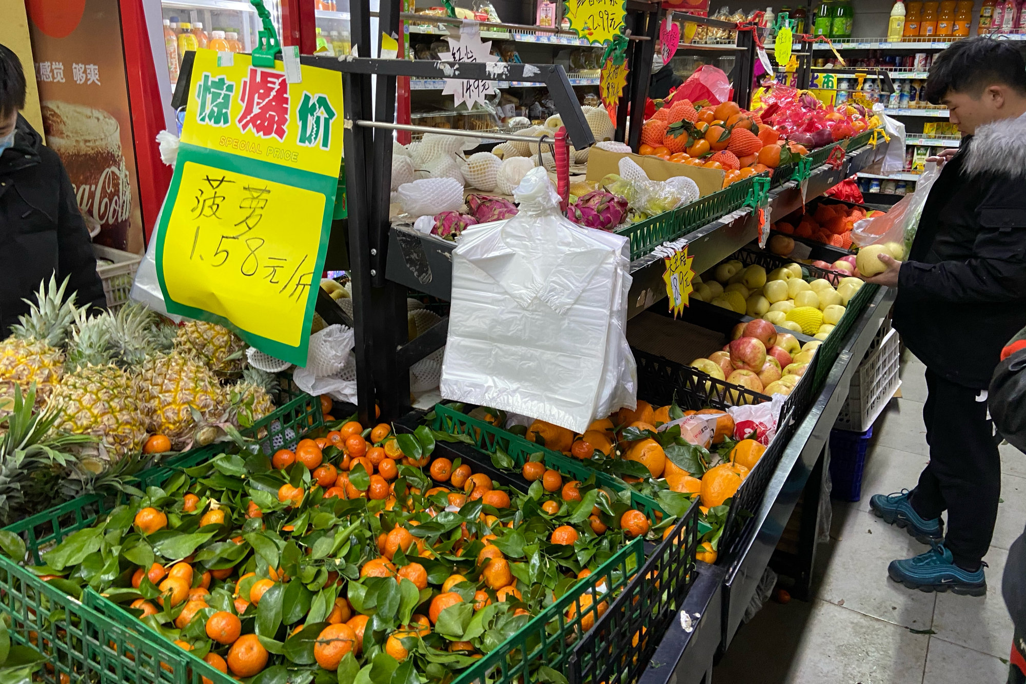 回家发现超市买到过期食品,元宵节去超市卖东西